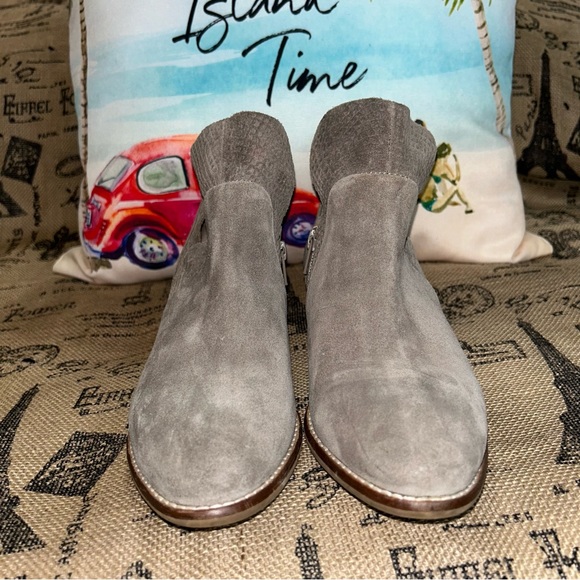 Seychelles Score Gray Suede Ankle 2" Block Heel Boots Booties Size 7.5 - Picture 3 of 14
